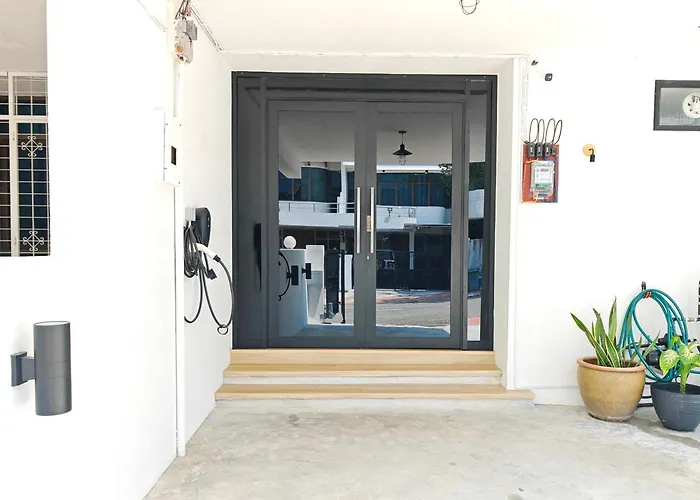 35 Beachhouse Batu Ferringhi 7 Bedroom 7 Bathroom Ev Friendly